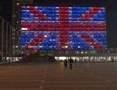 Μεγάλα κτίρια ανά τον κόσμο «ντύθηκαν» με τη σημαία της Βρετανίας ως συμπαράσταση για την επίθεση (φωτό)